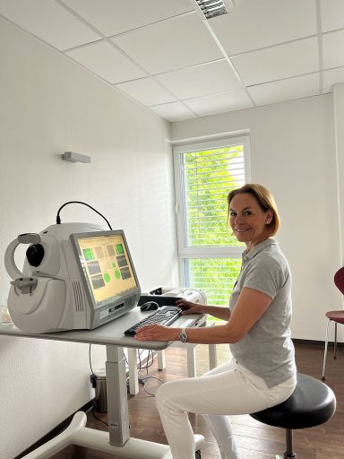 Dr. Claudia Petersen im OCT-Raum